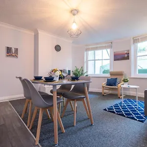 Brunswick In And By 9s Living Apartment