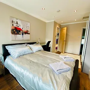 Modern Stylish At Station Apartment