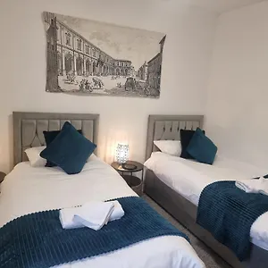 Cute In Heathrow- 7 Guests 3 Bedrooms Apartment